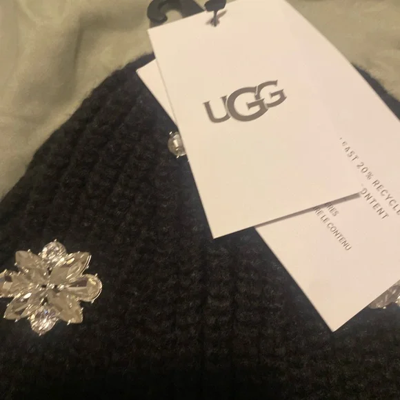 UGG EMBELLISHED KNIT CUFF BEANIE Nwts - Picture 5 of 11